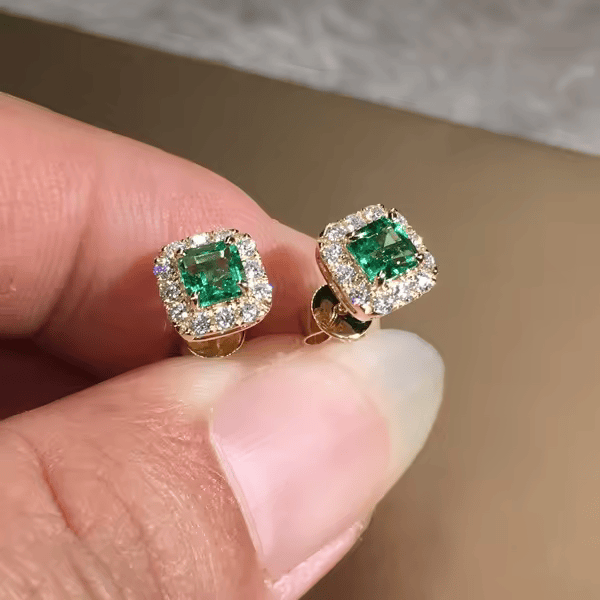 Aretes de Botón Cuadrados Halo Oro Esmeralda