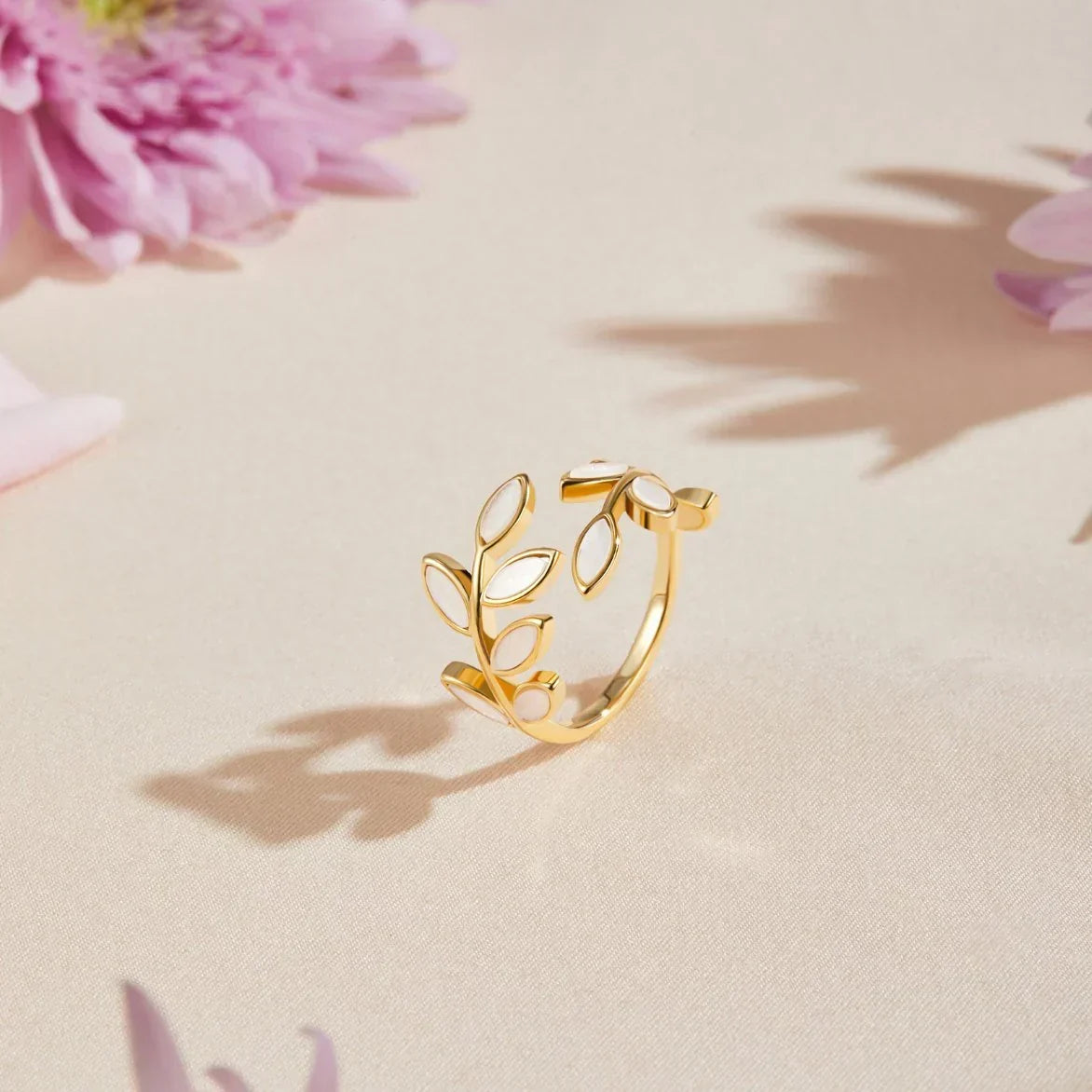 Neraya Delicate Leaf Open Ring | Gold